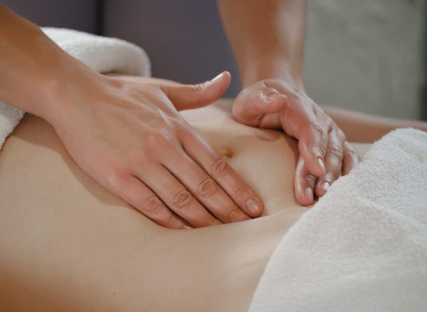 Mains sur ventre en formation Chi Nei Tsang