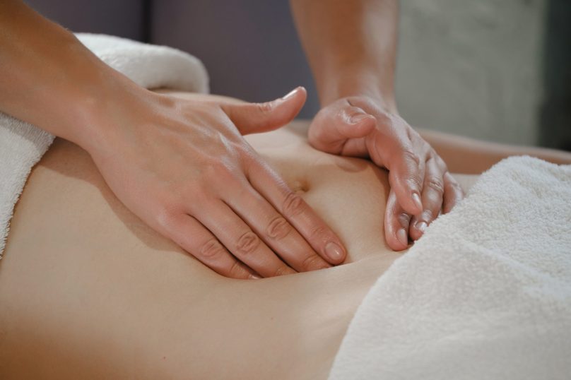 Mains sur ventre en formation Chi Nei Tsang
